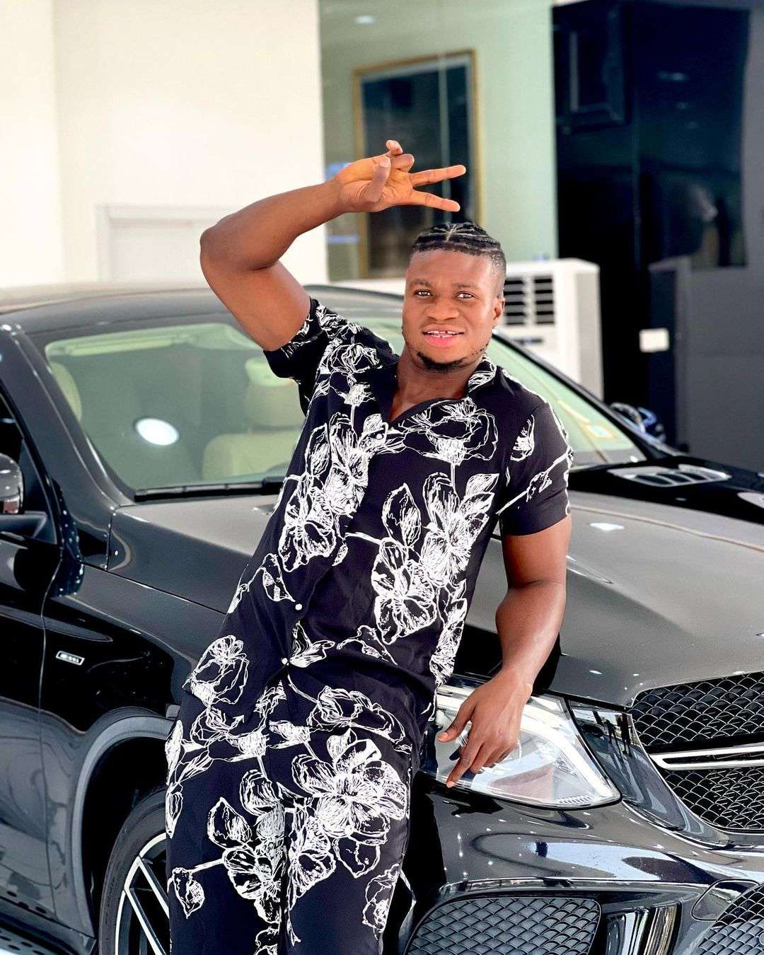 One of the most well-known comedians, Zicsaloma, spends millions on the newest Benz